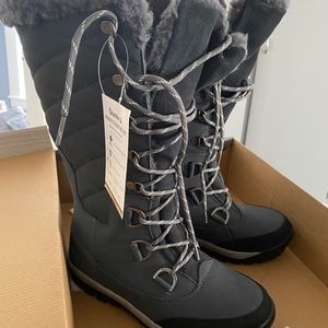 Women’s bearpaw winter boots size 9. Brand new